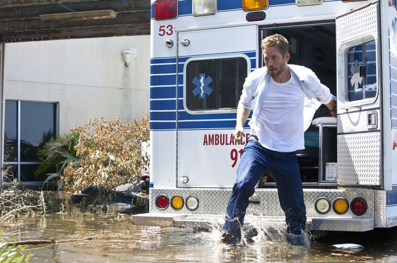 Auch das Radio im Rettungswagen funktioniert nicht, Nolan (Paul Walker) in einem erbitterten Wettlauf gegen die Zeit. – Bild: ZDF und Skip Bolen