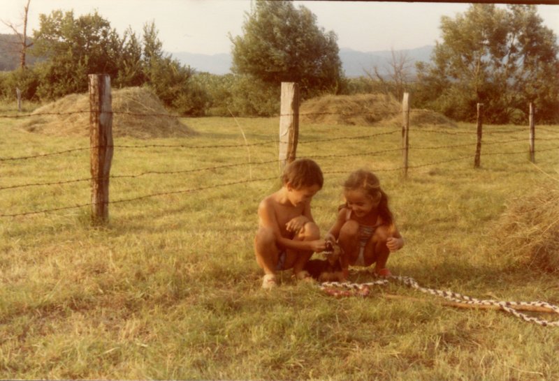 Djordje Cencic im Dorf mit Cousine, Sommer 1982. – Bild: ORF