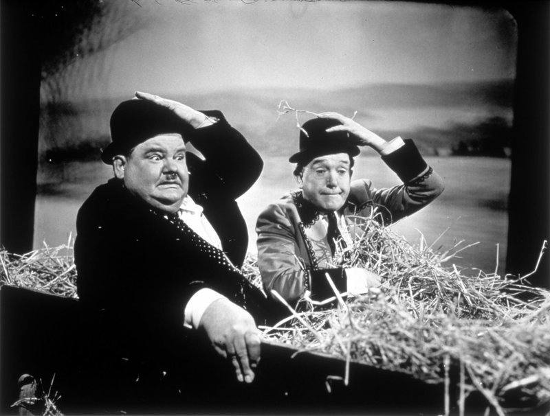 Oliver (Oliver Hardy, l.); Stan (Stan Laurel, r.) – Bild: 1945 Twentieth Century Fox Film Corporation. Lizenzbild frei