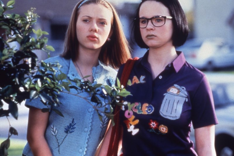 Beste Freundinnen: Enid (Thora Birch, r.) und Rebecca (Scarlett Johansson, l.) ... – Bild: 2014 Koch Media GmbH. All Rights reserved. Lizenzbild frei Beste Freundinnen: Enid (Thora Birch, r.) und Rebecca (Scarlett Johansson, l.) ... – Bild: 2014 Koch Media GmbH. All Rights reserved. Lizenzbild frei