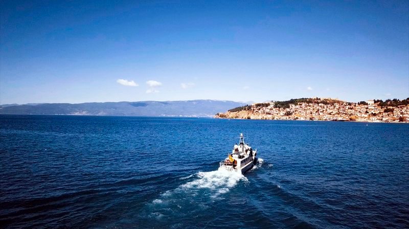 Die Marine-Soldaten während einer Patrouillenfahrt auf dem legendären Ohrid See. – Bild: NDR/Elbmotion/Felix Korfmann Die Marine-Soldaten während einer Patrouillenfahrt auf dem legendären Ohrid See. – Bild: NDR/Elbmotion/Felix Korfmann