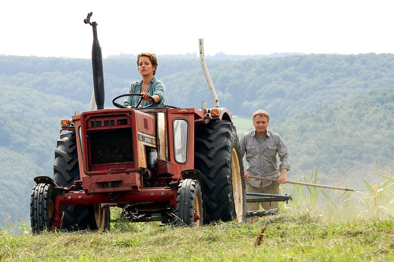 Starkoch Felix (Bernhard Schir) hilft Frieda (Muriel Baumeister) zur Wiedergutmachung beim Einbringen der Ernte. – Bild: ORF Starkoch Felix (Bernhard Schir) hilft Frieda (Muriel Baumeister) zur Wiedergutmachung beim Einbringen der Ernte. – Bild: ORF
