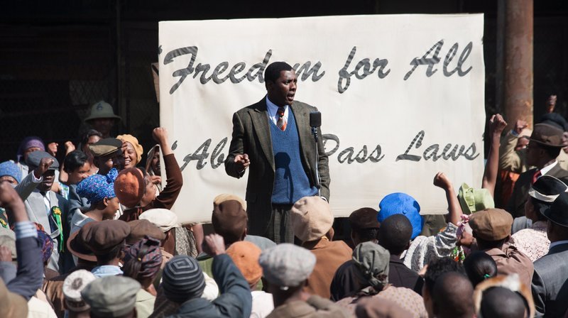 Der junge Anwalt Nelson Mandela (Idris Elba, Mitte) will nicht mehr hinnehmen, dass für Schwarze andere Rechte als für Weiße gelten. – Bild: HR/​Degeto/​Senator Filmverleih