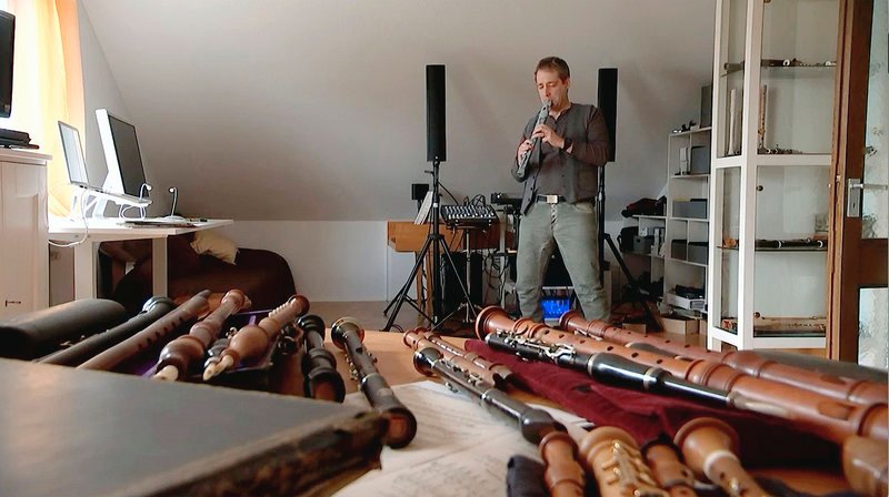 Der Blockflötist, Komponist und Blockflötenbauer Nik Tarasov spielt auf der von ihm entwickelten Elody-Flöte – ein Instrument, das auch elektrisch verstärkt gespielt werden kann. – Bild: HR Der Blockflötist, Komponist und Blockflötenbauer Nik Tarasov spielt auf der von ihm entwickelten Elody-Flöte – ein Instrument, das auch elektrisch verstärkt gespielt werden kann. – Bild: HR