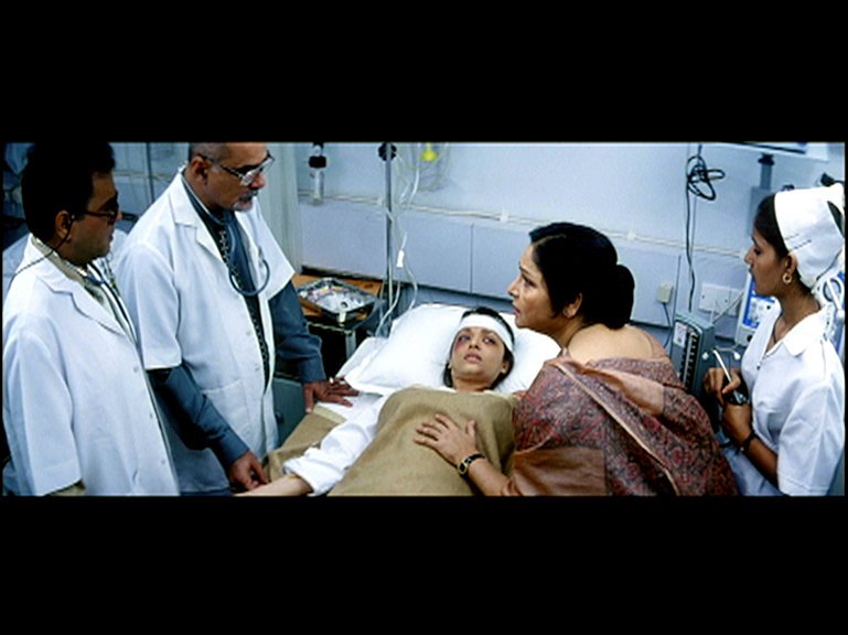 Nach dem Unfall kann sich Tia (Aishwarya Rai, liegend) an nichts mehr erinnern … – Bild: RTL Zwei