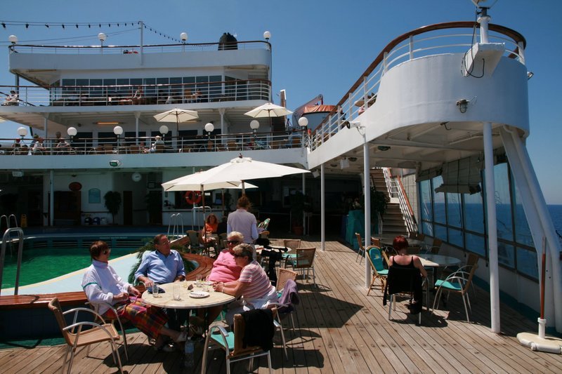 Auf dem Lido-Deck erzählen sich die Weltreisenden ihre Reiseerlebnisse. – Bild: BR/​Thomas Beckmann