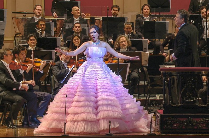 Der Auftritt im Teatro Colón, bei dem sie von den Musikern des Orquesta Filarmónica de Buenos Aires begleitet wird, ist für die Sopranistin Aida Garifullina ein Meilenstein ihrer Karriere. – Bild: Gerardo Milsztein /​ © Gerardo Milsztein