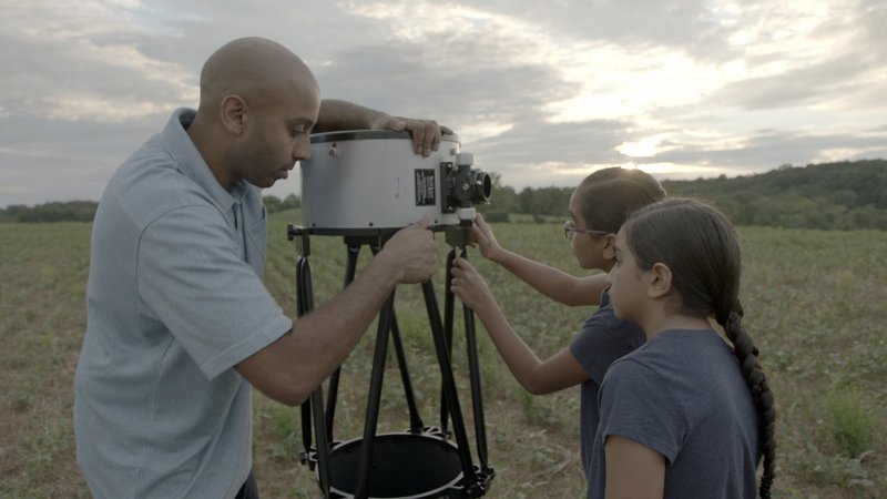 Astrophysiker Jason Kalirai untersucht das 40 Lichtjahre entfernte Trappist-1-Planetensystem auf Lebenszeichen. Hier zeigt er seinen Zwillingstöchtern Suriya und Mira den Nachthimmel durchs Teleskop. – Bild: N24 Doku