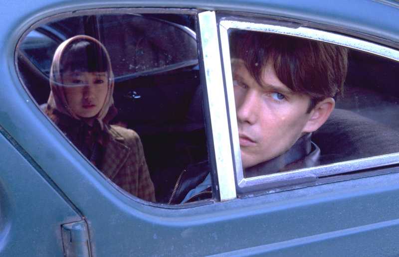 Schnee, der auf Zedern fällt – Bild: Icon Entertainment International Lizenzbild frei