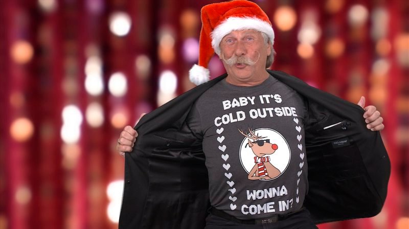 Henning Krautmacher ist in Weihnachtsstimmung und singt nicht nur mit den Höhnern „O Tannenbaum“. – Bild: WDR Henning Krautmacher ist in Weihnachtsstimmung und singt nicht nur mit den Höhnern „O Tannenbaum“. – Bild: WDR
