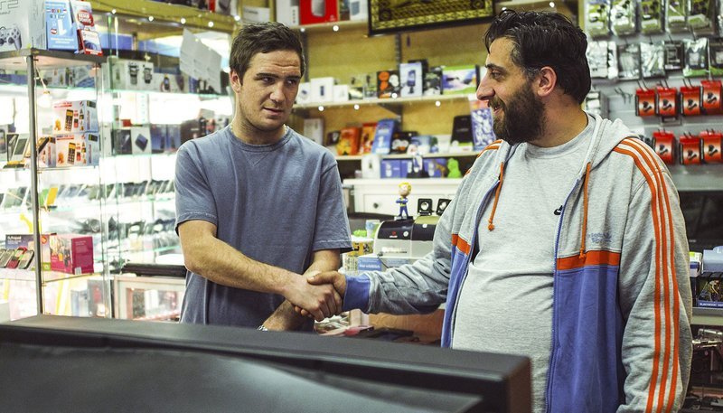 Daniel (Frederick Lau) trifft auf Ladenbesitzer Abbas (Kida Khodr Ramadan). – Bild: NDR/​P. Safary, B. Volkwein