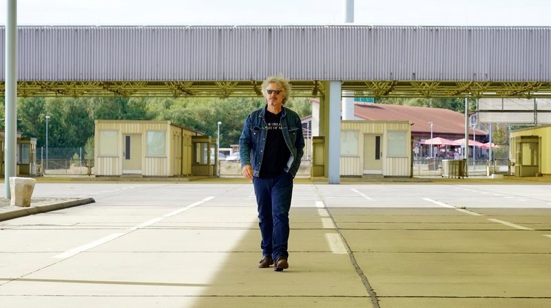 Erstmals blickt BAP-Gründer Wolfgang Niedecken 2018 hinter die Kulissen des ehemaligen innerdeutschen Grenzübergangs Marienborn. – Bild: WDR/​Christoph Simon