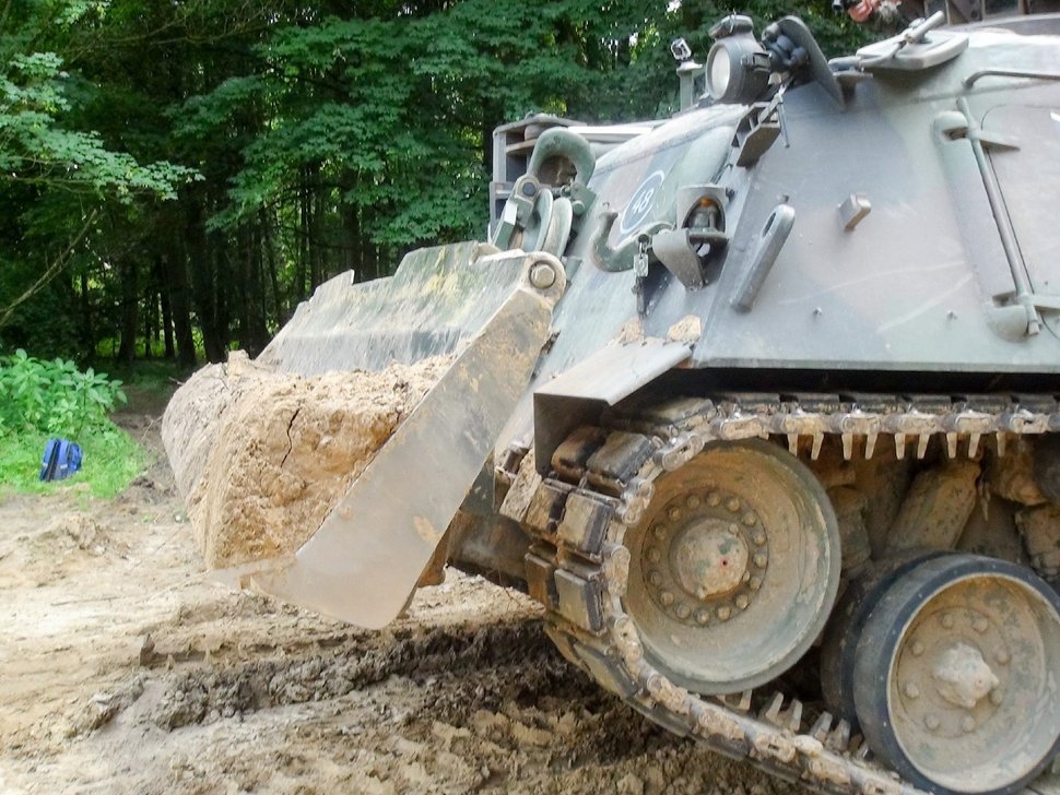 Der Pionierpanzer Dachs kann mit Baggerschaufel und Räumschild tiefe Löcher ausheben oder große Flächen planieren. – Bild: TVNOW / Sunflightmedia Pro