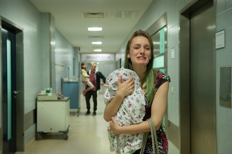 Mutter Nicole (Hanna Hilsdorf) ist außer sich: Ihr Baby gibt kein Lebenszeichen von sich. – Bild: ZDF und Britta Krehl.
