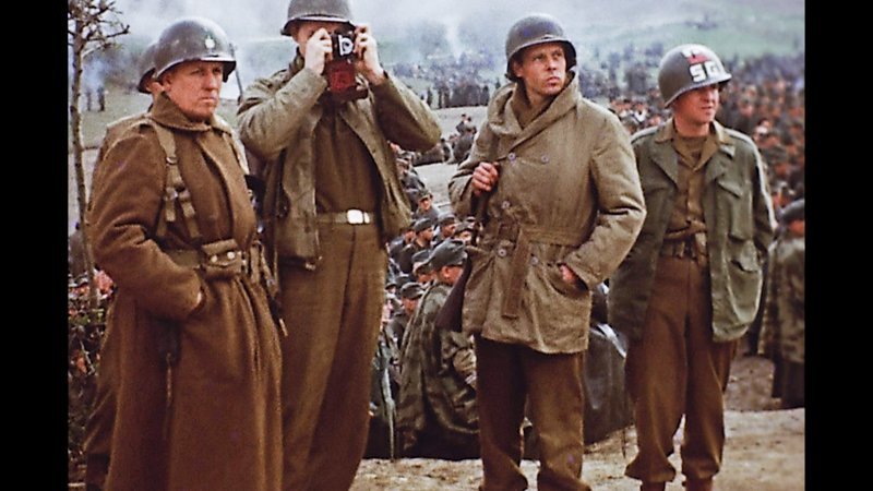 GERMANY – American GI’s guarding german POWs. – Bild: National Archives and Records Administration /​ National Geographic