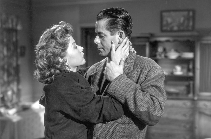 Vicky (Gloria Grahame) stiftet Glenn (Jeff Warren) dazu an, ihren ungeliebten Mann Carl zu ermorden. – Bild: arte