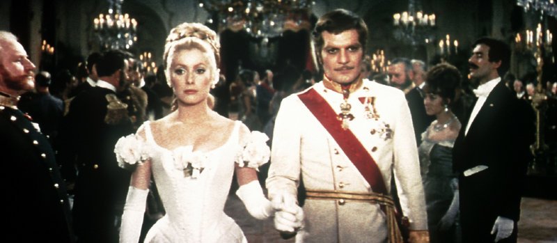 Als er mit seiner Geliebten Maria Vetsera (Catherine Deneuve) öffentlich auftritt, sorgt Kronprinz Rudolf (Omar Sharif) für einen Skandal. – Bild: ORF