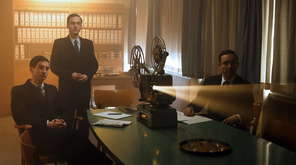 v.l.n.r. Karl Albrecht (Christoph Bach), Rottmann (Christoph Bertram), Theo Albrecht (Arndt Klawitter) schauen sich einen Werbefilm über SB-Läden an. – Bild: WDR/Kai Schulz v.l.n.r. Karl Albrecht (Christoph Bach), Rottmann (Christoph Bertram), Theo Albrecht (Arndt Klawitter) schauen sich einen Werbefilm über SB-Läden an. – Bild: WDR/Kai Schulz