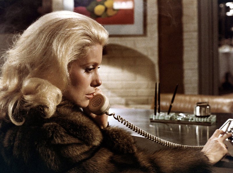 Cathy (Catherine Deneuve) ist ein eiskalter Engel. – Bild: ARD Degeto Cathy (Catherine Deneuve) ist ein eiskalter Engel. – Bild: ARD Degeto