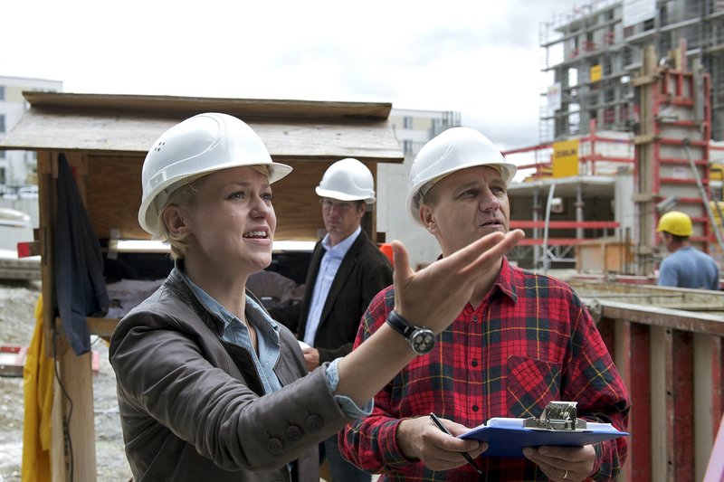 ARD GESTERN WAREN WIR FREMDE, Deutschland 2012, Regie Matthias Tiefenbacher, am Mittwoch (21.08.13) um 20:15 Uhr und um 00:20 Uhr im Ersten. Die fähige Bauingenieurin Sophie (Lisa Wagner, links) beaufsichtigt eine Großbaustelle. – Bild: "ARD Degeto/Bernd Schuller" (S 2) ARD GESTERN WAREN WIR FREMDE, Deutschland 2012, Regie Matthias Tiefenbacher, am Mittwoch (21.08.13) um 20:15 Uhr und um 00:20 Uhr im Ersten. Die fähige Bauingenieurin Sophie (Lisa Wagner, links) beaufsichtigt eine Großbaustelle. – Bild: "ARD Degeto/Bernd Schuller" (S 2)