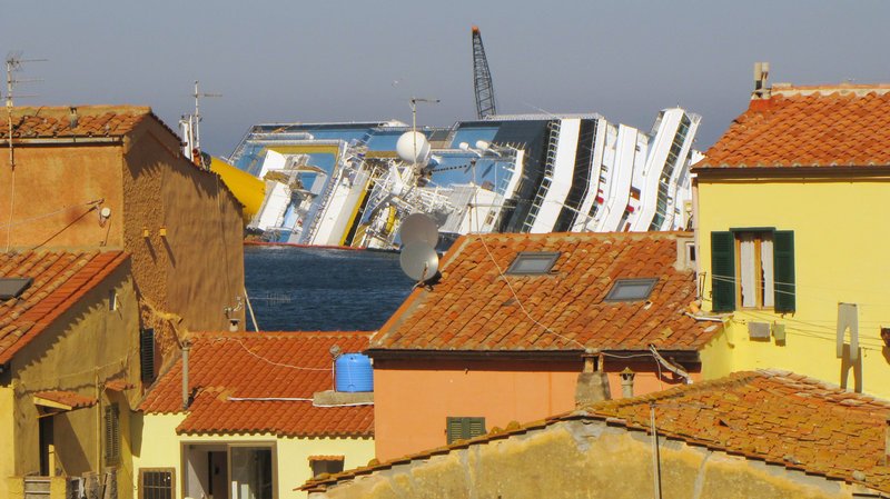 Das gekenterte Kreuzfahrtschiff „Costa Concordia“ vor der Insel Giglio. – Bild: ORF/​Autentic Film/​WDR