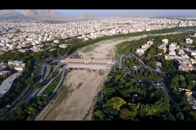 Ein Blick aus der Luft zeigt den ausgetrockneten Fluss Zayandeh in der Stadt Isfahan. – Bild: ARTE France Honorarfreie Verwendung nur im Zusammenhang mit genannter Sendung und bei folgender Nennung „Bild: Sendeanstalt/​Copyright“. Andere Verwendungen nur nach vorheriger Absprache: ARTE-Bildreda