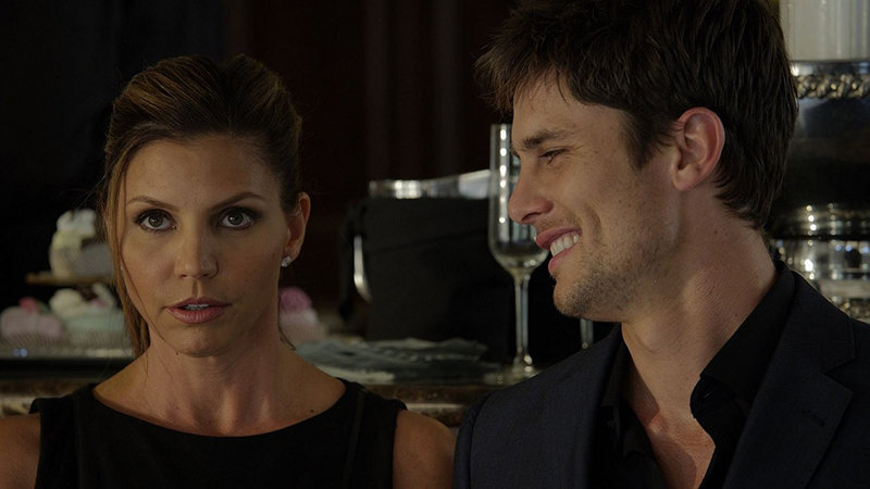 Michelle (Charisma Carpenter) lernt Ryan (Bryce Draper) in einem Restaurant kennen. Bei beiden scheint es Liebe auf den ersten Blick zu sein. Dennoch ist Ryan kein normaler Liebhaber. Er zeigt eine Affinität für S&M. Bei ihm muss sich Michelle vollkommen unterwerfen. – Bild: TL5 Michelle (Charisma Carpenter) lernt Ryan (Bryce Draper) in einem Restaurant kennen. Bei beiden scheint es Liebe auf den ersten Blick zu sein. Dennoch ist Ryan kein normaler Liebhaber. Er zeigt eine Affinität für S&M. Bei ihm muss sich Michelle vollkommen unterwerfen. – Bild: TL5