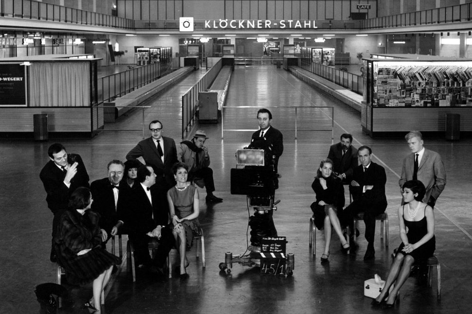 Dreharbeiten im Flughafen Tempelhof, u. a. mit Harald Leipnitz (links), Karin Hübner (2. von links), Paul Esser (3. von links), Fritz Remond (8. von links), Regisseur Will Tremper (Mitte), Alexandra Stewart (5. von rechts), Walter Buschhoff (4. von rechts), Bruce Low (3. von rechts) und Hannelore Elsner (rechts). – Bild: rbb/rbb/moviemax