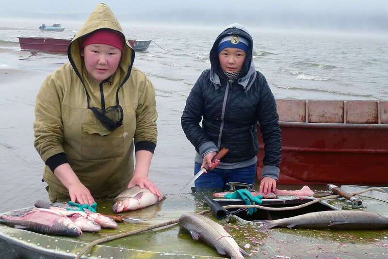 Die jakutischen Fischermädchen Ira und Weronika wollen Lehrerinnen werden. – Bild: ARTE /​ © MedienKontor/​Wolfgang Mertin
