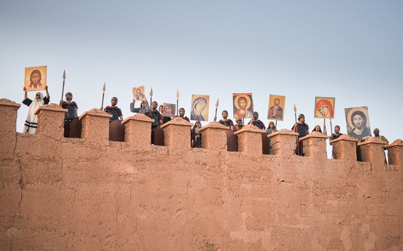 Stadtmauer. BU: Prozession auf der Stadtmauer der belagerten Stadt Konstantinopel (Spielszene) – Bild: ZDF und Roland Breitschuh