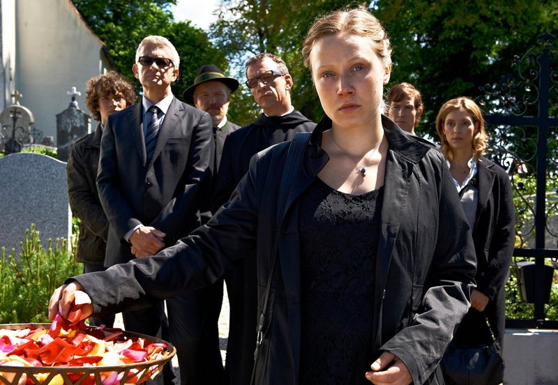 Katharina Stolz (Katharina Leonore Goebel) trauert um ihre verstorbene Mutter und trifft bei der Beerdigung auf ihre beiden Onkels Bernhard (Dominic Raacke), Hannes (Heio von Stetten) und deren Jugendfreundin Johanna (Carin C. Tietze, re.). – Bild: ORF Katharina Stolz (Katharina Leonore Goebel) trauert um ihre verstorbene Mutter und trifft bei der Beerdigung auf ihre beiden Onkels Bernhard (Dominic Raacke), Hannes (Heio von Stetten) und deren Jugendfreundin Johanna (Carin C. Tietze, re.). – Bild: ORF