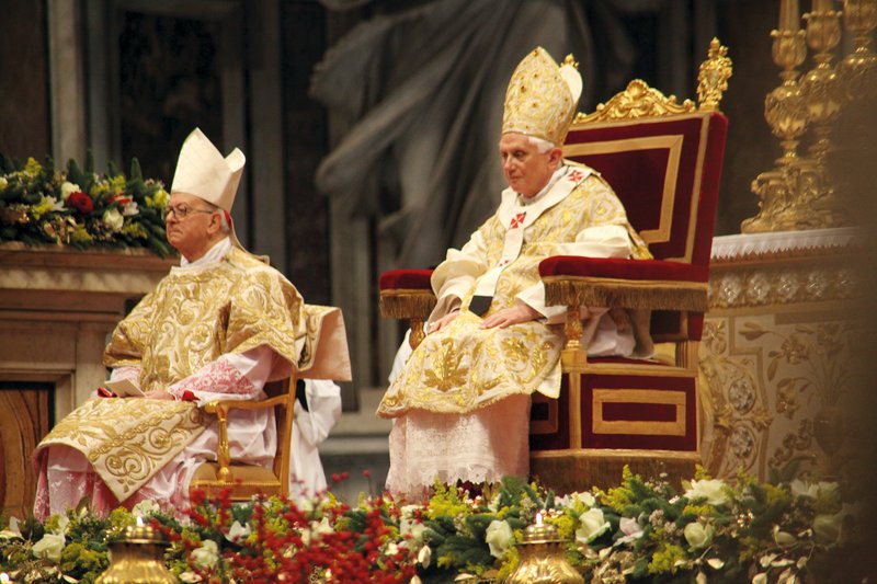 Papst Benedict XVI (r.) im Gottesdienst in der Sixtinischen Kapelle. – Bild: ZDF und Ciro Cappellari