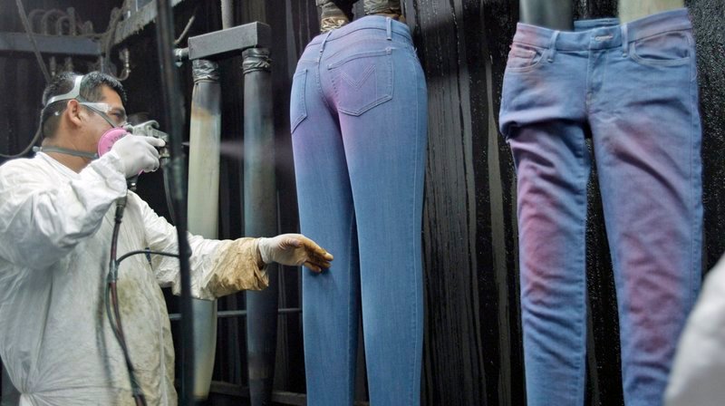 Nicht nur beim Färben, sondern auch Bleichen, Waschen und Bedrucken von Jeans kommen die unterschiedlichsten chemischen Substanzen zum Einsatz, darunter Nonylphenol, perfluorierte Sulfonate, Cadmium, Kupfer oder Chrom. – Bild: phoenix/​ZDF