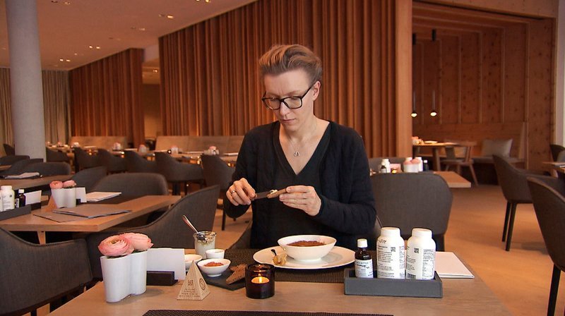 Die Autorin bei ihrer F.X. Mayr-Kur im „Lanserhof“: Jeden Happen dreißig Mal kauen. Naturarzt Mayr nannte nennt das die „Kauschulung“. – Bild: ZDF und SWR. Die Autorin bei ihrer F.X. Mayr-Kur im „Lanserhof“: Jeden Happen dreißig Mal kauen. Naturarzt Mayr nannte nennt das die „Kauschulung“. – Bild: ZDF und SWR.
