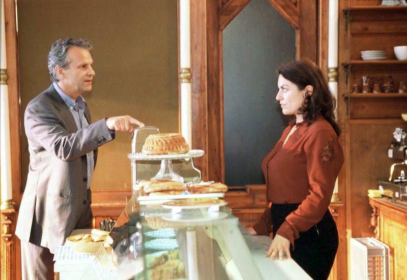 Liebe geht durch den Magen: Laurens (Peter Sattmann) besucht Lena (Christine Neubauer) in ihrer Bäckerei. – Bild: HR/​ARD/​Degeto/​Susan R. Skelton