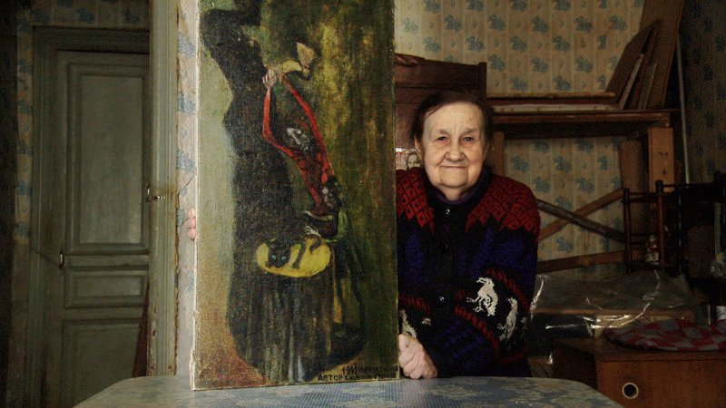 Lenina Dmitrievna mit einem ihrer Gemälde – Bild: ARTE France /​ © Zeppers Film