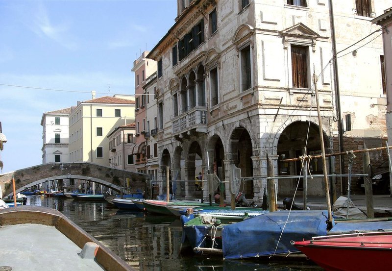 Chioggia mit seinen Kanälen und den Häusern, die auf Pfählen gebaut sind, ist eine schmucke Kleinausgabe von Venedig. – Bild: ZDF und SR/​Karl-Heinz Walter