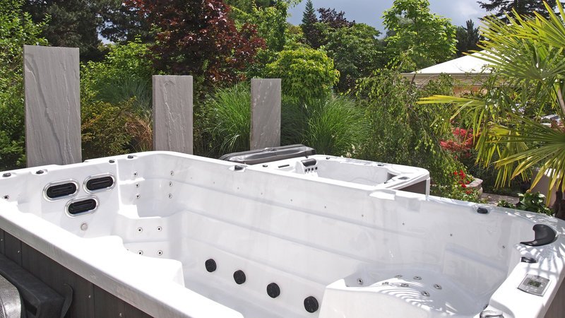 Modelle höherer Preisklassen sind mitunter temperierbar und glänzen mit Massagedüsen. – Bild: N24 Doku Modelle höherer Preisklassen sind mitunter temperierbar und glänzen mit Massagedüsen. – Bild: N24 Doku