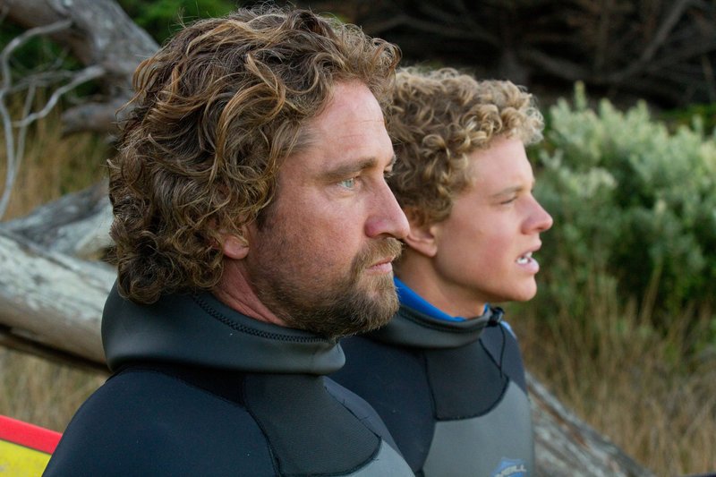 Wollen auf einer Riesenwelle reiten: der erfahrene Surfer Frosty (Gerard Butler, l.) und Nachwuchssurfer Jay (Jonny Weston, r.) … – Bild: ProSieben MAXX Wollen auf einer Riesenwelle reiten: der erfahrene Surfer Frosty (Gerard Butler, l.) und Nachwuchssurfer Jay (Jonny Weston, r.) … – Bild: ProSieben MAXX