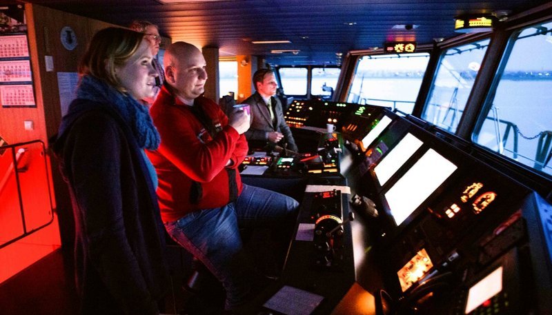 Maike Puchert auf der Brücke eines Containerschiffs. Viele Besatzungen besucht sie seit vielen Jahren. – Bild: ZDF und NDR/​Manfred Uhlig
