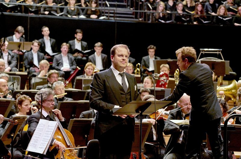 20. Dezember 2017: Stardirigent Daniel Harding (re.) dirigiert Edward Elgars Oratorium „The Dream of Gerontius“ aus dem Jahr 1900, das in der Musikgeschichte Englands eine Schlüsselrolle spielt. Andrew Staples (li.) ist dabei als Gerontius zu erleben. – Bild: ARTE France /​ © Chau-Cuong LÍ/​Hans Lucas