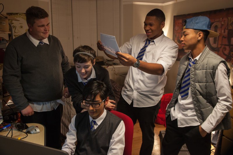 Eigentlich wollten (v.l.n.r.) Ben (Jacob Chapman), Dani (Amy Tyger), Cam (Akshay Kumar), Sean (Franz Drameh) und Pj (McKell David) eine unvergessliche Nacht im Club von Macho Damian feiern, doch sie werden von den Türstehern abgewiesen. Daraufhin entschließen sie sich dazu, eine legendäre Gegenveranstaltung zu planen … – Bild: 2013 Plumcourt Legacy Limited. ALL RIGHTS RESERVED. Lizenzbild frei