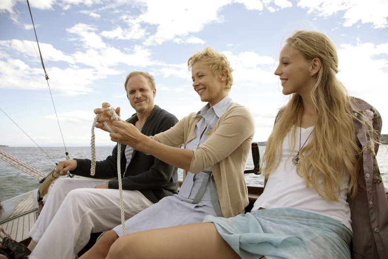 Klaus (Ulrich Tukur), Sabine (Katja Riemann), und Helene (Petra Schmidt-Schaller) bei einem Segeltörn. – Bild: ZDF Klaus (Ulrich Tukur), Sabine (Katja Riemann), und Helene (Petra Schmidt-Schaller) bei einem Segeltörn. – Bild: ZDF