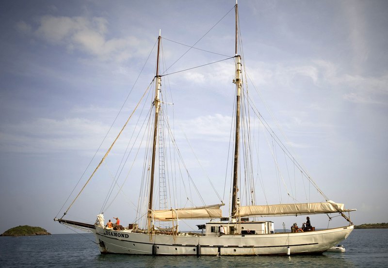 Mit der Segelyacht "Diamond" geht es auf Schatzsuche. – Bild: MDR/Degeto/Graf Filmproduktion/G. Timpen Mit der Segelyacht "Diamond" geht es auf Schatzsuche. – Bild: MDR/Degeto/Graf Filmproduktion/G. Timpen