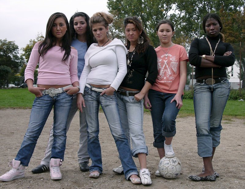 Die „Harras Ladies“ sind eine Girls Gang, sie spielen auch Straßenfußball. – Bild: ZDF und Alexander Riedel