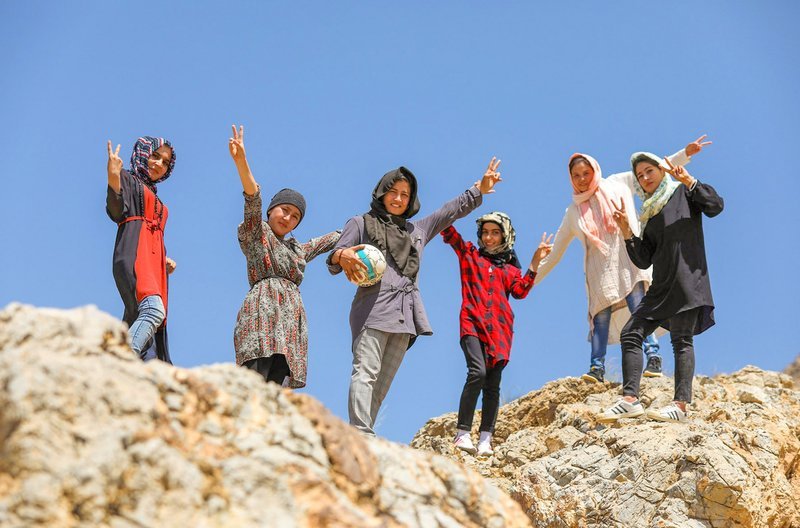 Madina Azizi ließ sich auch nach ihrem Rauswurf aus der Nationalmannschaft nicht entmutigen und fing an, eine eigene Mannschaft von Frauen zu trainieren. v.l.: Zuhal Rahmani, Bahara Rahimi, Madina Azizi, Arezo Rahmani, Arezo Ahmadi, Frozan Azizi – Bild: ZDF /​ © Masoud Nawabi