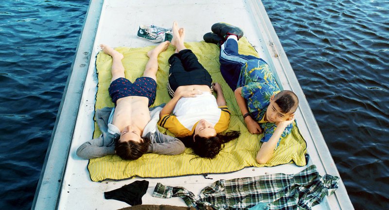 Von links: Maik (Tristan Göbel), Isa (Mercedes Müller) und Tschick (Anand Batbileg). – Bild: BR/​Lago Film GmbH