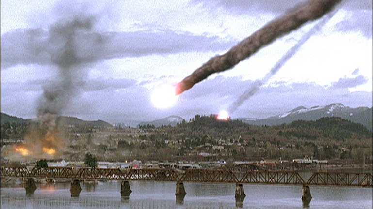 Ein gewaltiger Meteoritenschauer lässt Tod und Verderben niederregnen und stürzt ganz Cottonwood ins Chaos. – Bild: RTL Zwei