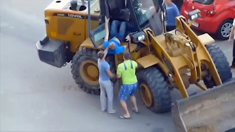 Das Team hinter der russischen TV-Sendung „Straßenkriege“ dokumentiert mithilfe von Handyvideos, Mitschnitten von Überwachungskameras und selbstrecherchierten Geschichten die Gewalttaten auf Russlands Straßen. – Bild: N24 Doku