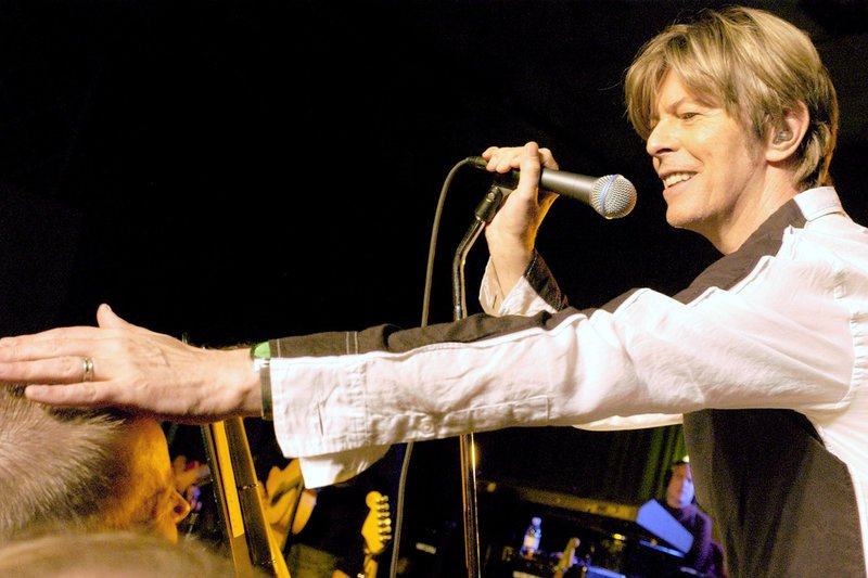 David Bowie während eines Konzerts der BBC im Jahr 2002 – Bild: ZDF 